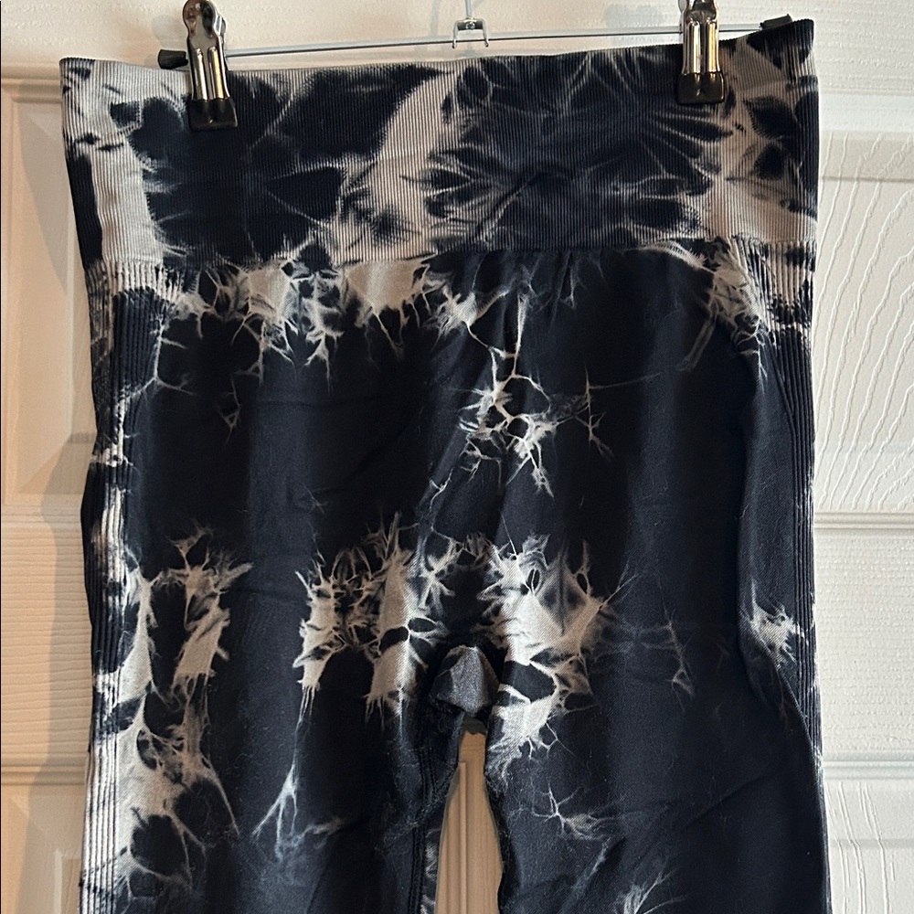 Navy and White Tie-Dye Leggings - Picture 6 of 9